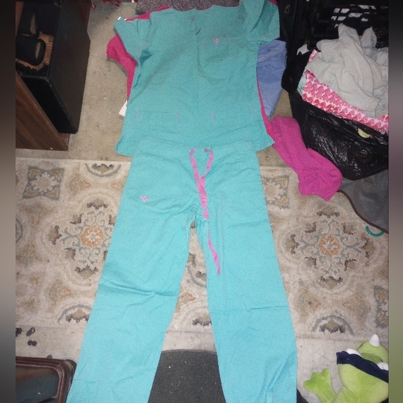 Med Couture pant scrubs and 3 scrub tops size small - Picture 2 of 16